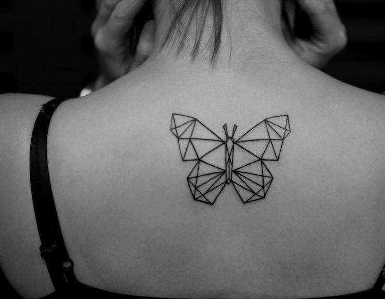 tatouage-papillon-géométrique-dos
