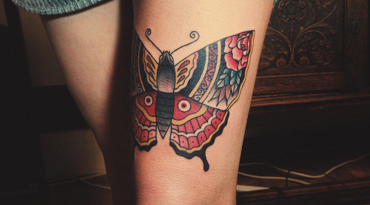 tatouage-papillon-jambe-femme