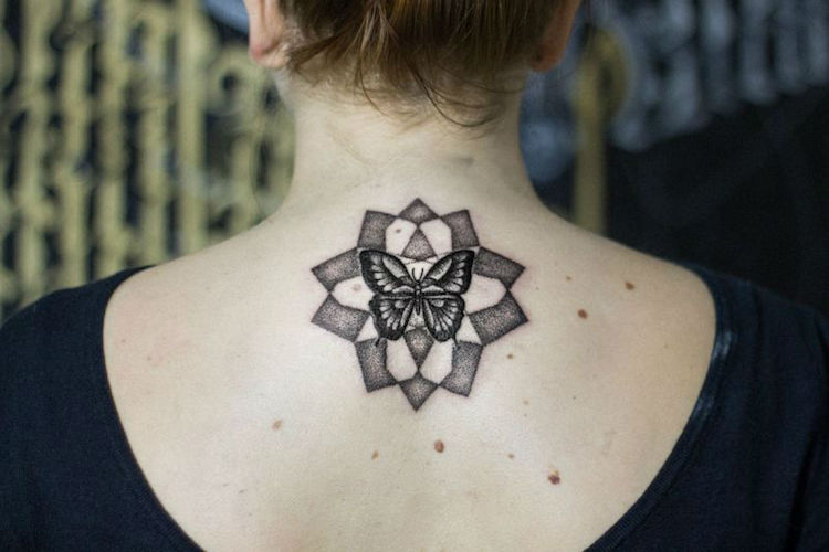 tatouage-papillon-motif-géométrique-dos-femme