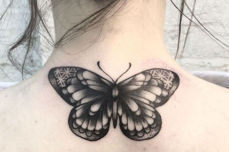 Tatouage papillon femme – signification et idées