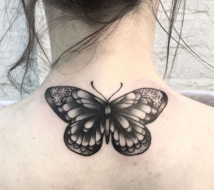 tatouage-papillon-noir-gris-dos-femme