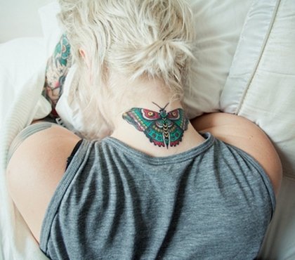 tatouage-papillon-nuque-tatouage-couleur-femme