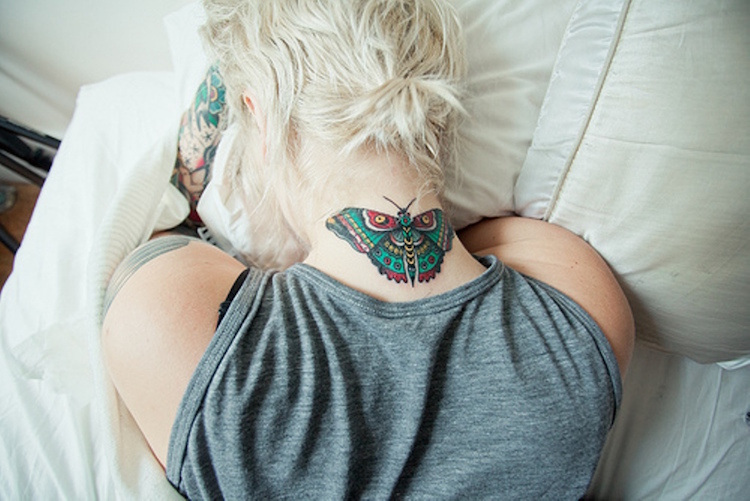 tatouage-papillon-nuque-tatouage-couleur-femme