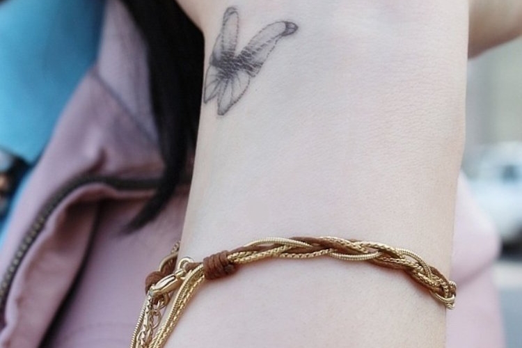 Tatouage papillon femme – signification et idées