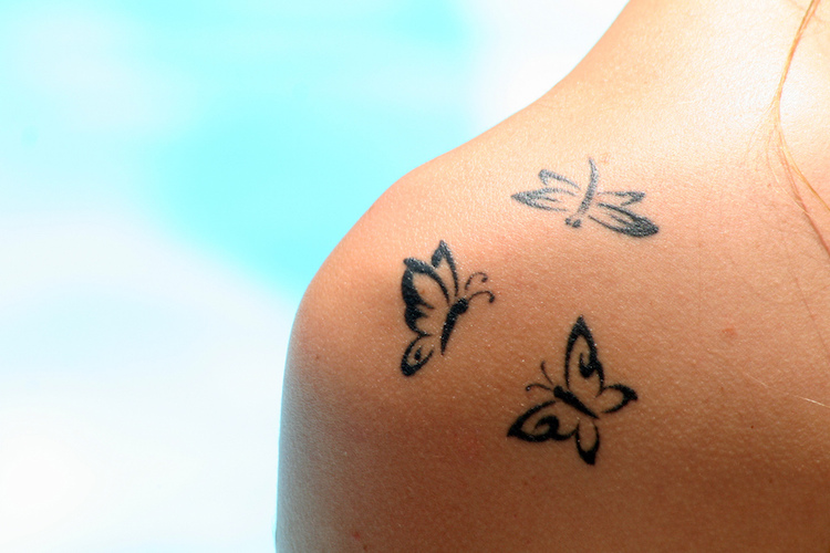 tatouage-papillon-petits-papillons-épaule