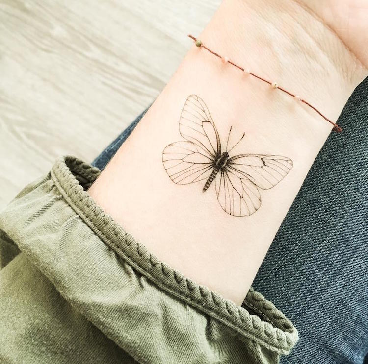 tatouage-papillon-poignet-tatouage-discret-femme