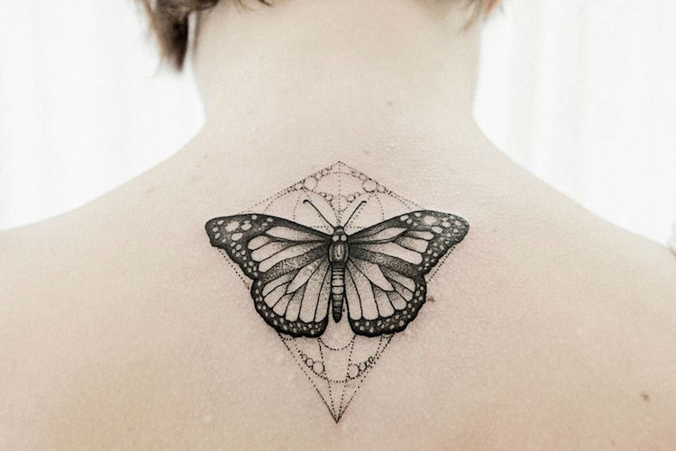 Tatouage papillon femme – signification et idées