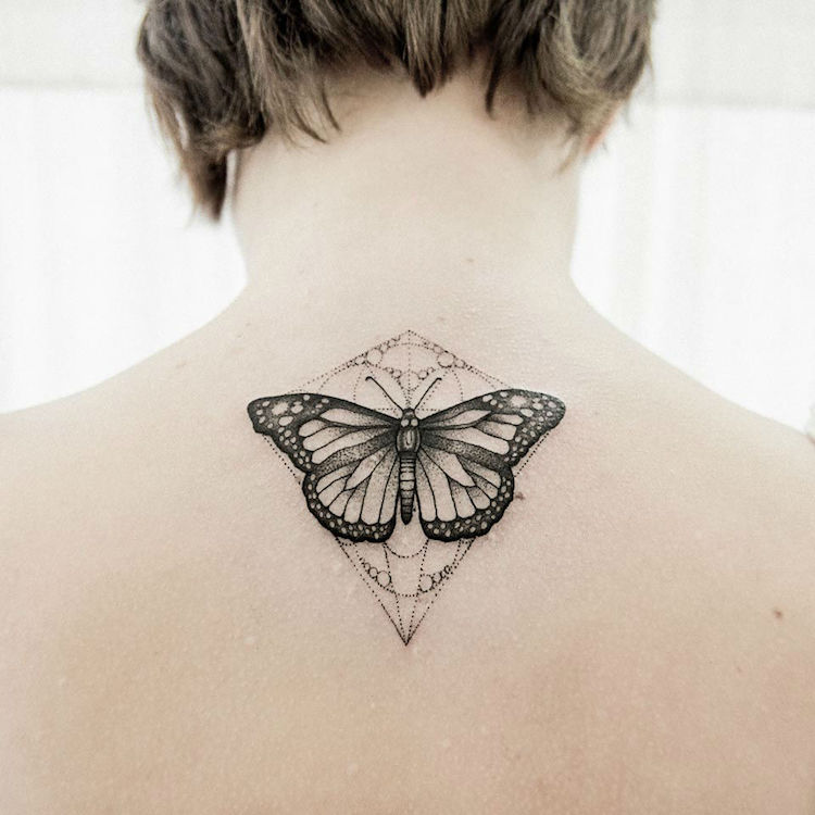 tatouage-papillon-pointillisme-dos-femme