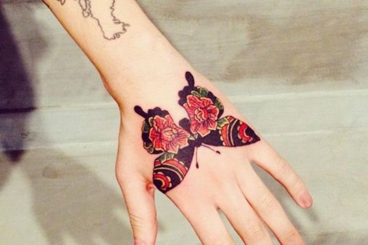 Tatouage papillon femme – signification et idées