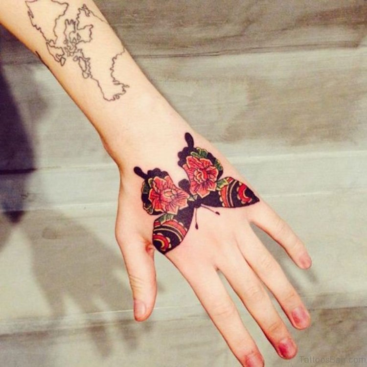 tatouage-papillon-rouge-noir-main-femme