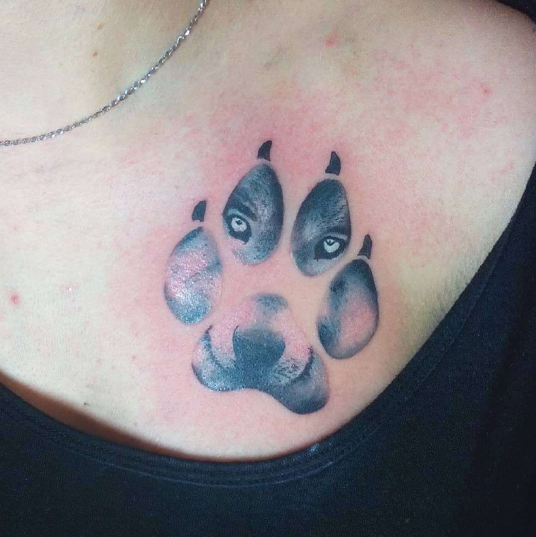 tatouage patte de loup clavicule museau nuances pastel idée pour femmes