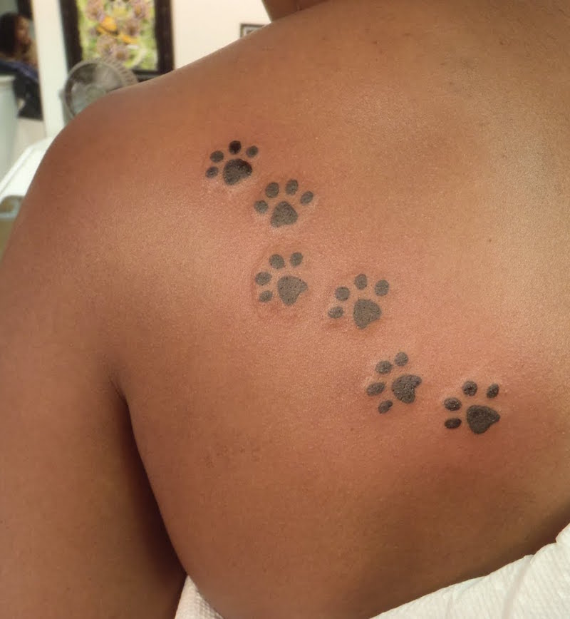 tatouage-pattes-chat-omoplate-femme