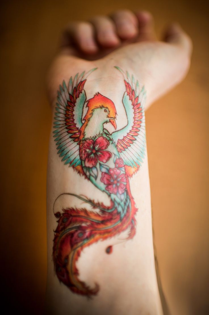 tatouage-phoenix-femme-avant-bras-motifs-fleurs