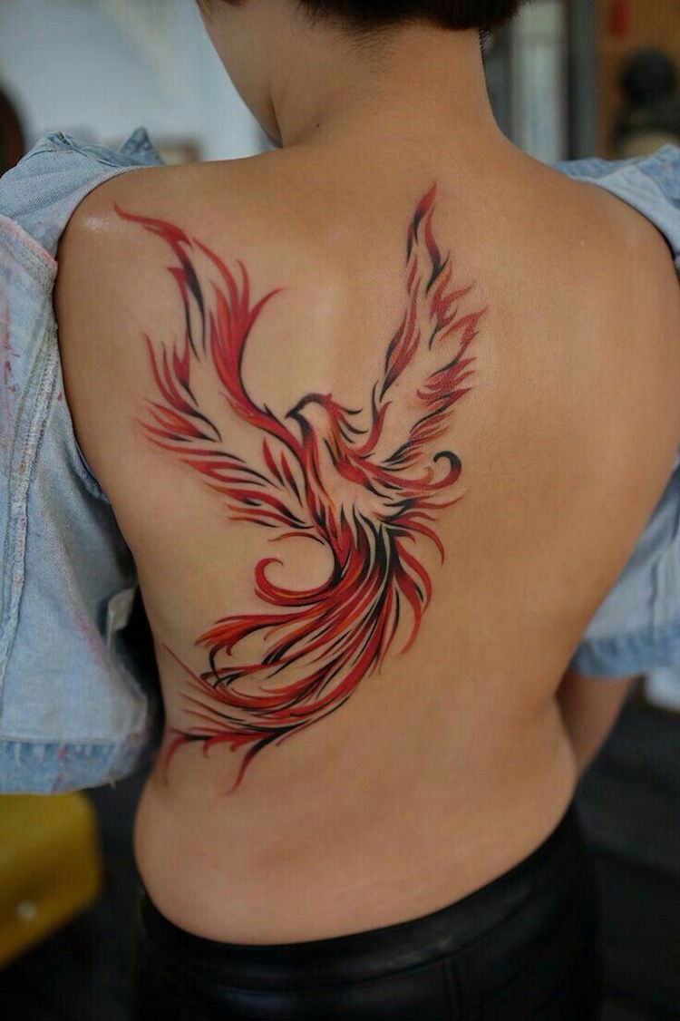 tatouage-phoenix-femme-dos-omoplate-rouge-noir