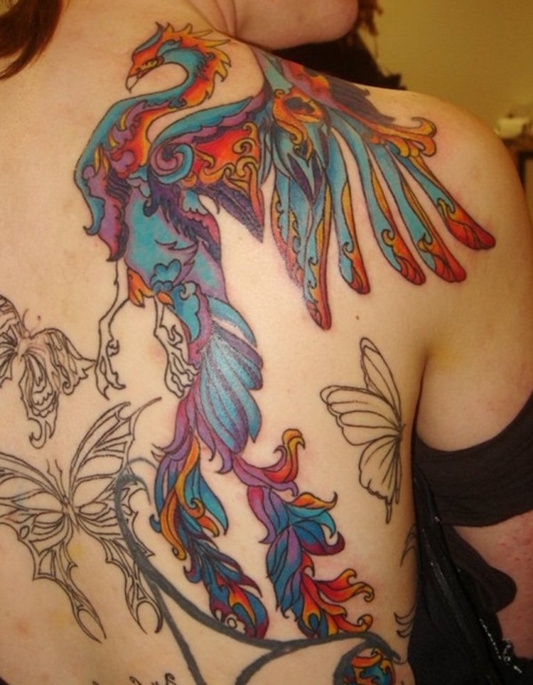 tatouage-phoenix-femme-dos-tatouage-stylisé-coloré
