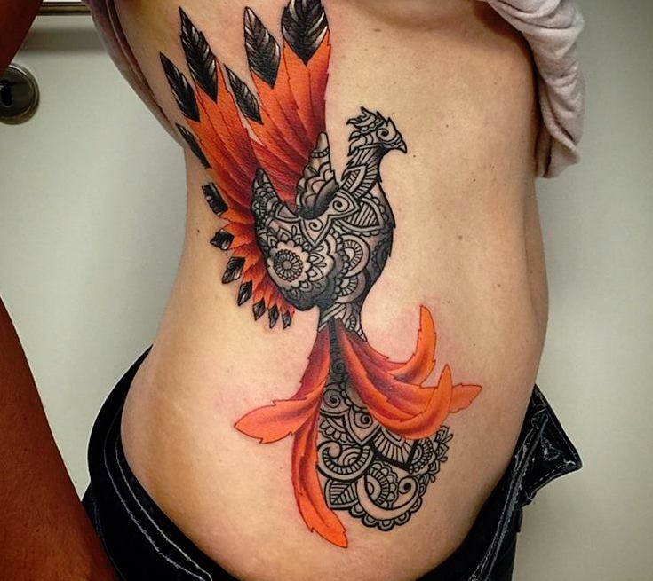 tatouage-phoenix-femme-imposant-torse