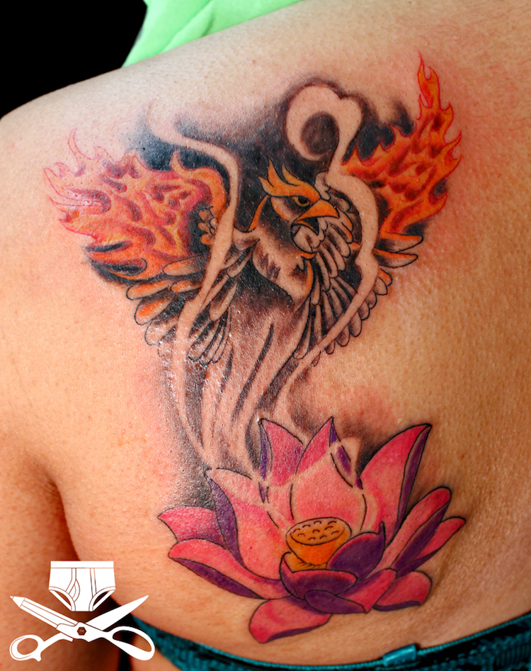 tatouage-phoenix-femme-omoplate-fleur-lotus