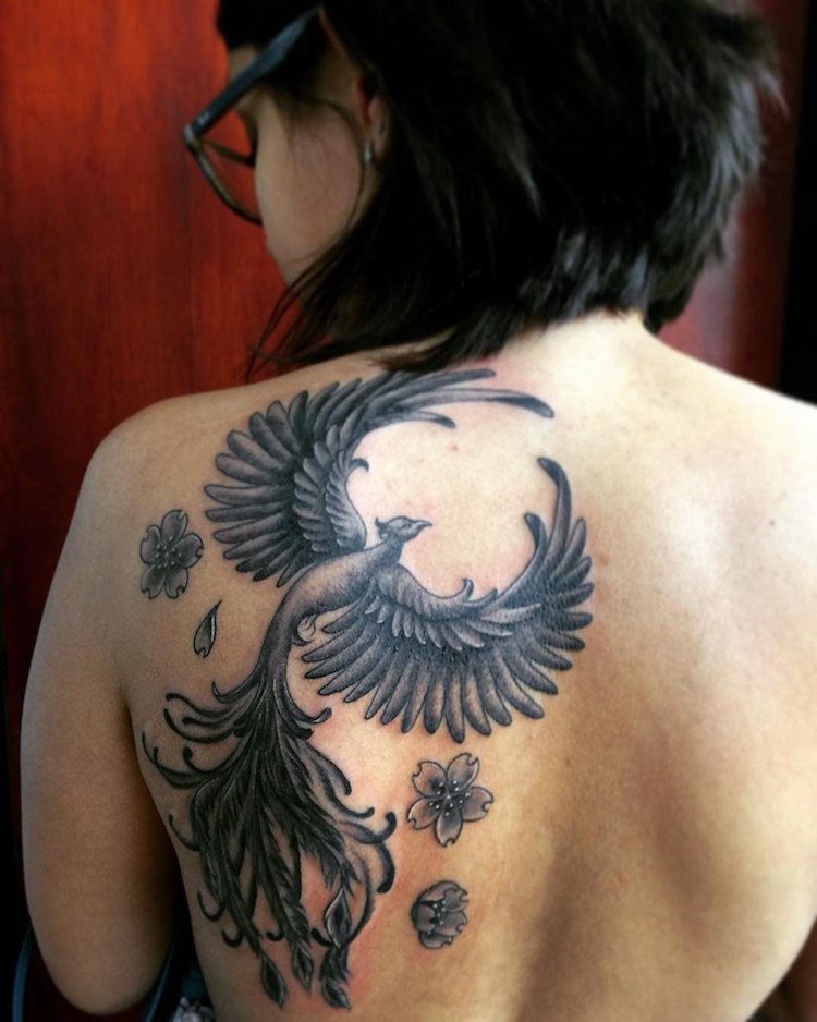 tatouage-phoenix-femme-omoplate-grand-tatouage-femme