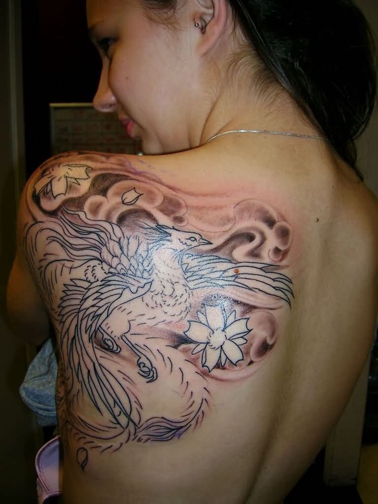tatouage-phoenix-femme-omoplate-inachevé