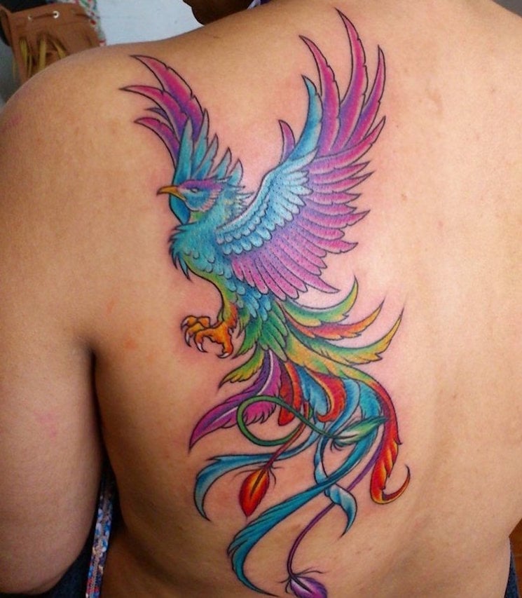 tatouage-phoenix-femme-omoplate-oiseau-coloré