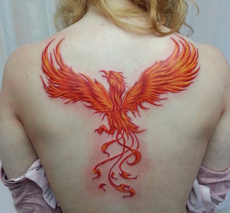 tatouage-phoenix-femme-orange-rouge-dos