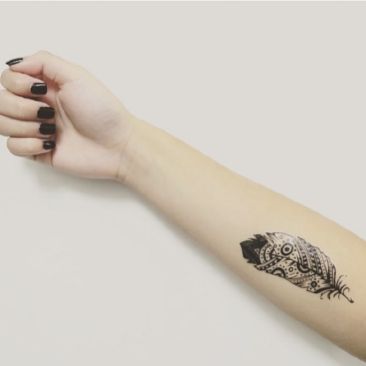 tatouage plume avant-bras-femme-style-géométrique