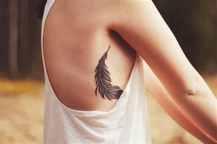 tatouage-plume-côte-tatouage-femme