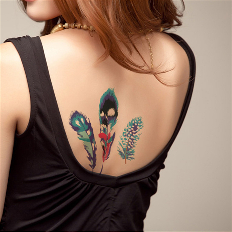 tatouage-plume-dos-style-aquarelle