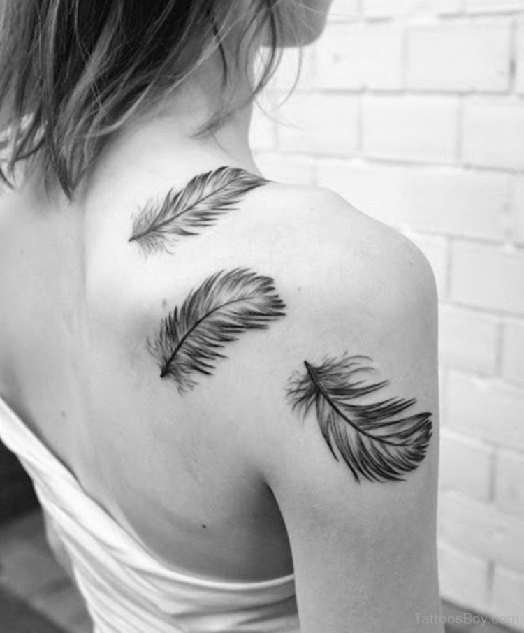 tatouage-plume-épaule-omoplate-tatouage-femme