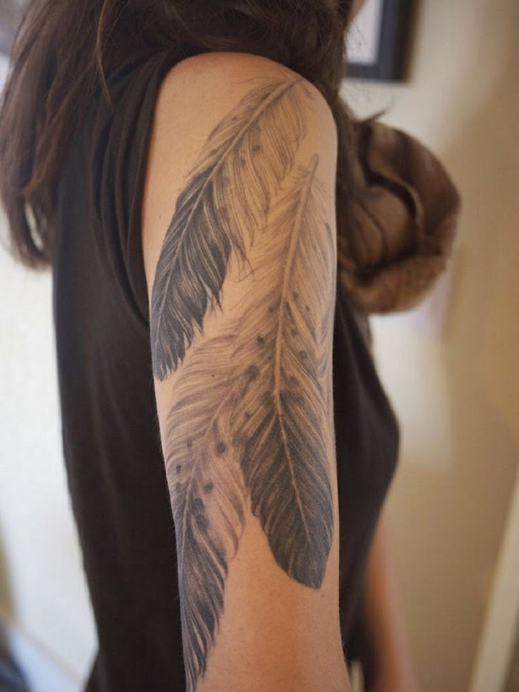 tatouage-plume-femme-bras-grand-tatouage