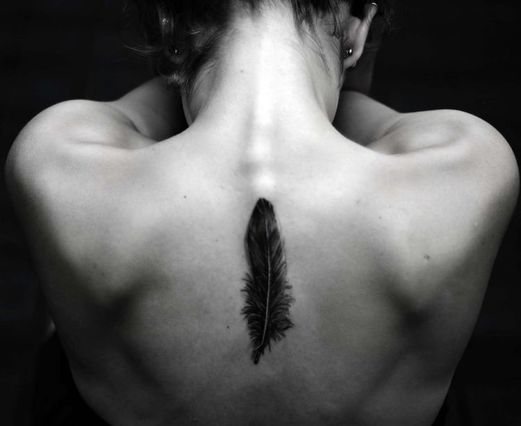 tatouage-plume-femme-dos-plume-noire