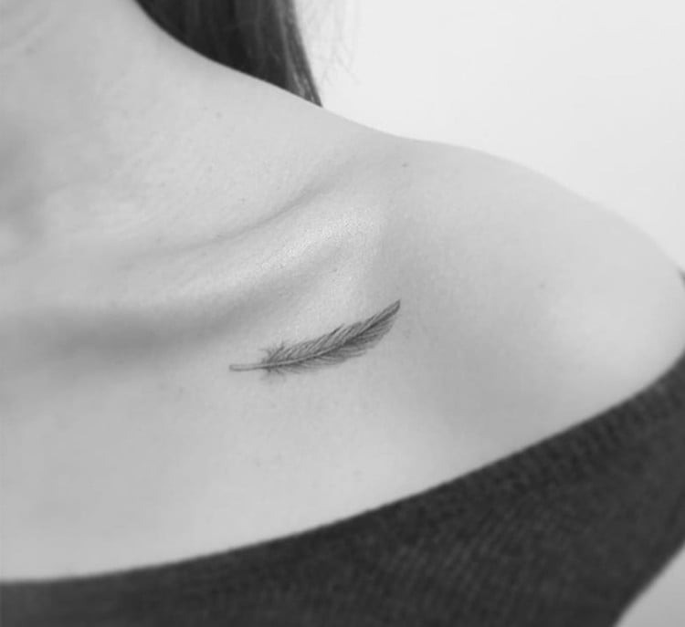 tatouage plume femme idée-tatouage-discret-clavicule