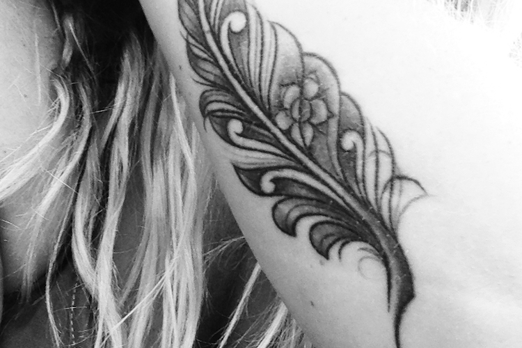 Tatouage plume femme – 40 superbes idées tattoo plume pour s'inspirer