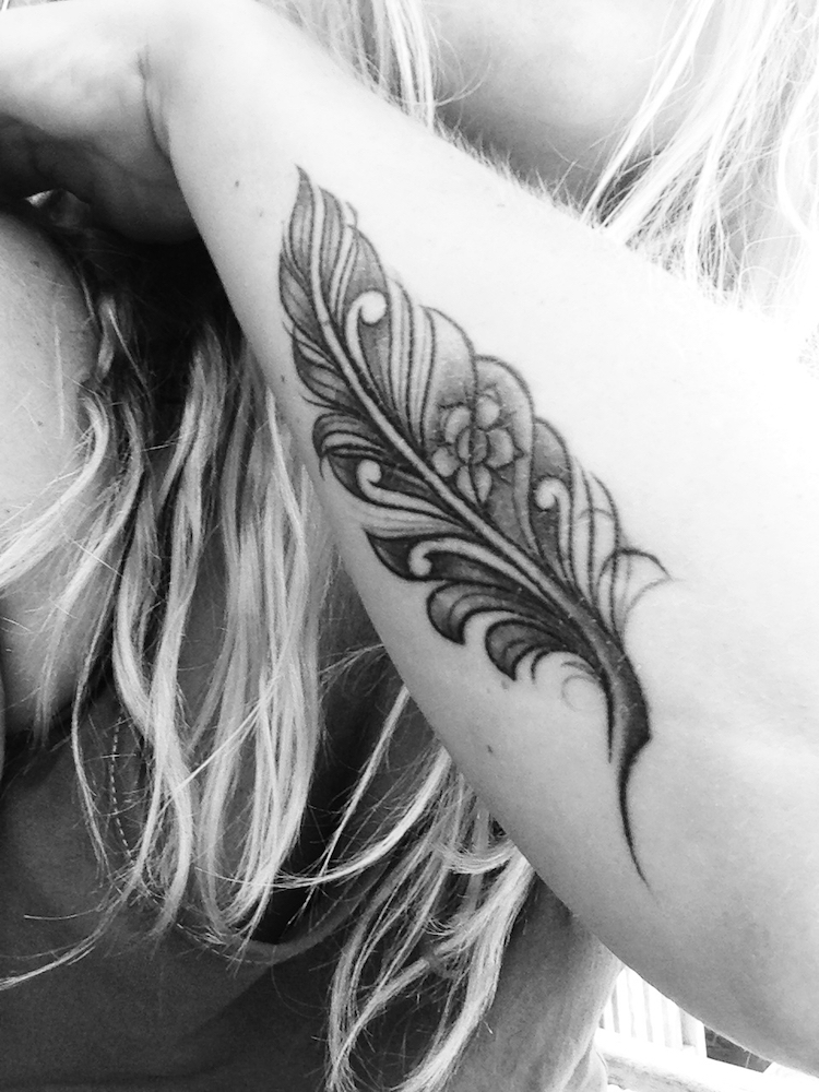 tatouage-plume-femme-noir-gris-tatouage-avant-bras