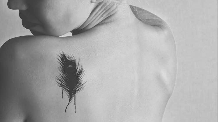 Tatouage plume femme – 40 superbes idées tattoo plume pour s'inspirer