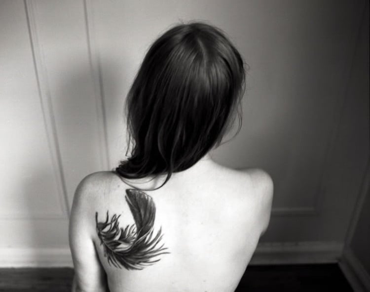 tatouage plume femme-omoplate