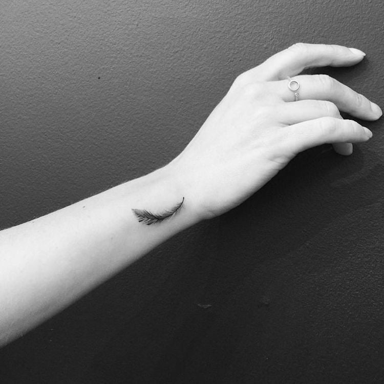tatouage-plume-femme-petit-tatouage-discret-poignet