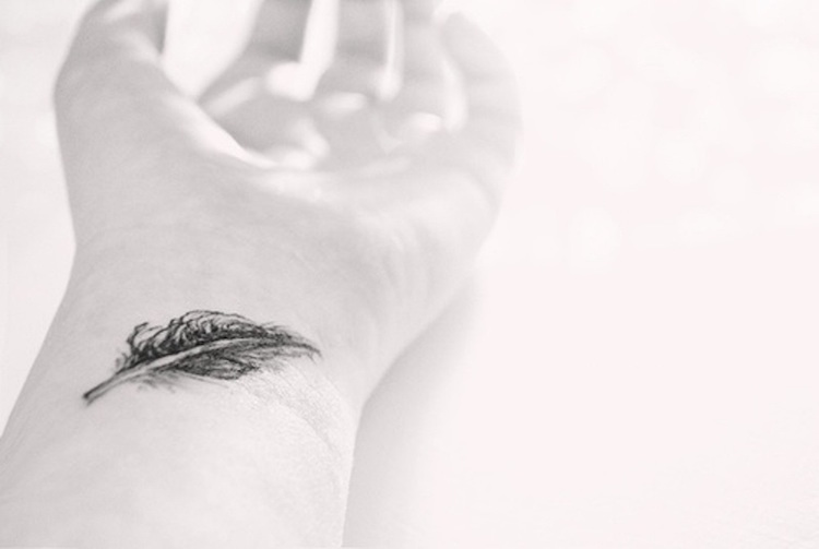 tatouage plume femme poignet-petite-plume