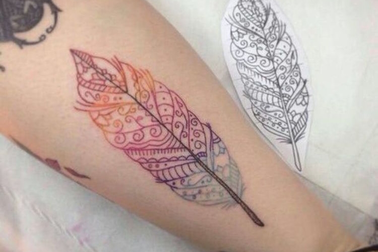 Tatouage plume femme – 40 superbes idées tattoo plume pour s'inspirer