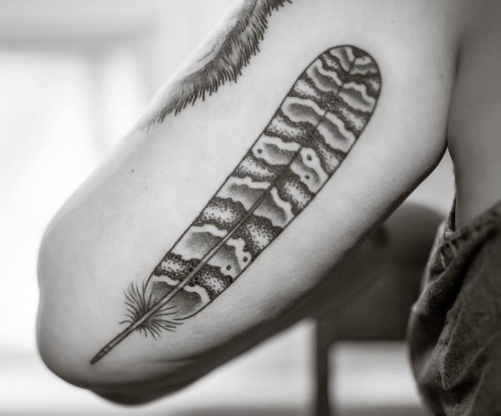 tatouage-plume-hibou-idée-tatouage-bras-femme