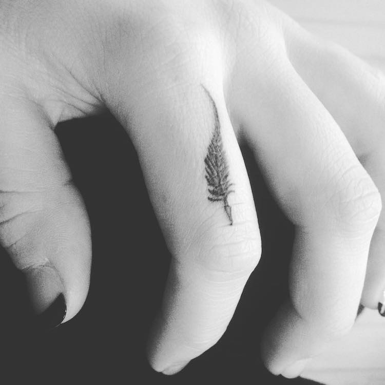 tatouage-plume-idée-tatouage-discret-doigt