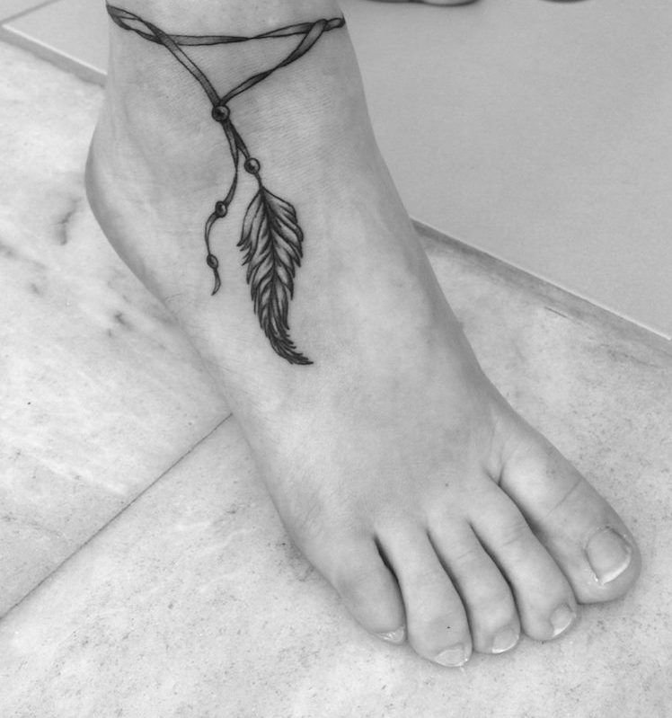 tatouage-plume-indienne-bracelet-cheville