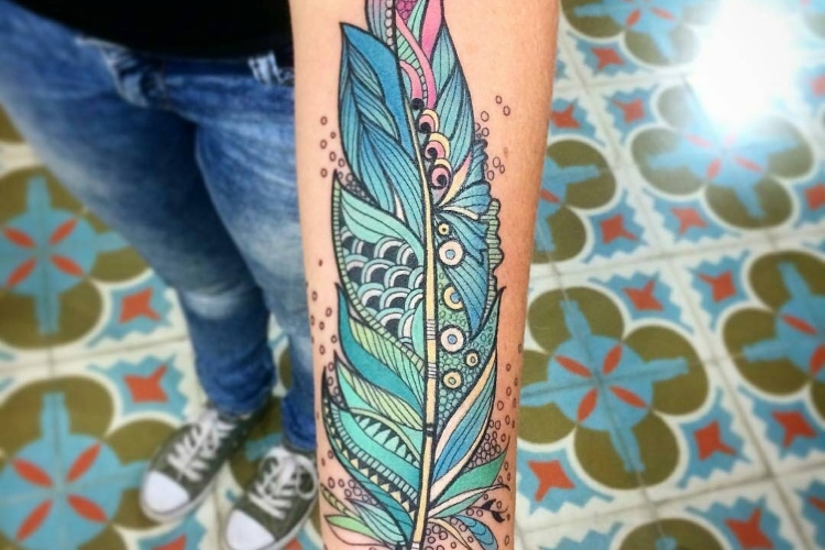 Tatouage plume femme – 40 superbes idées tattoo plume pour s'inspirer