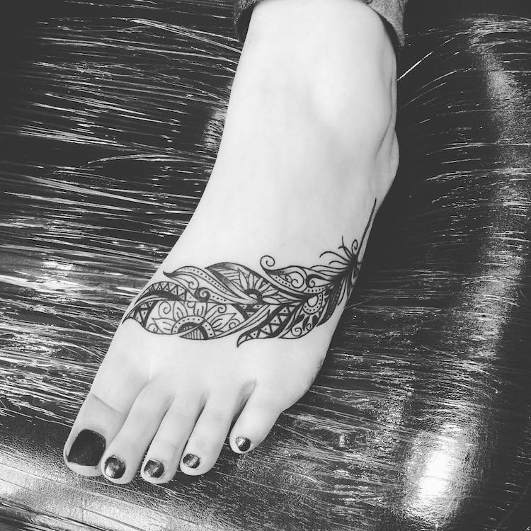 tatouage-plume-maori-tatouage-femme-pied