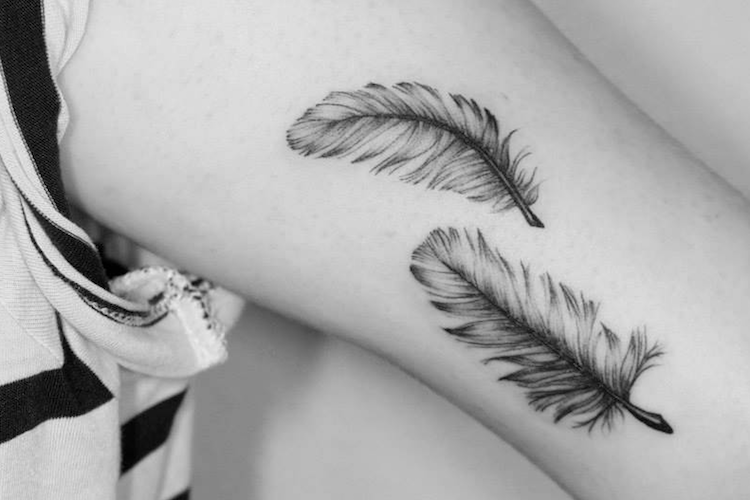 Tatouage plume femme – 40 superbes idées tattoo plume pour s'inspirer