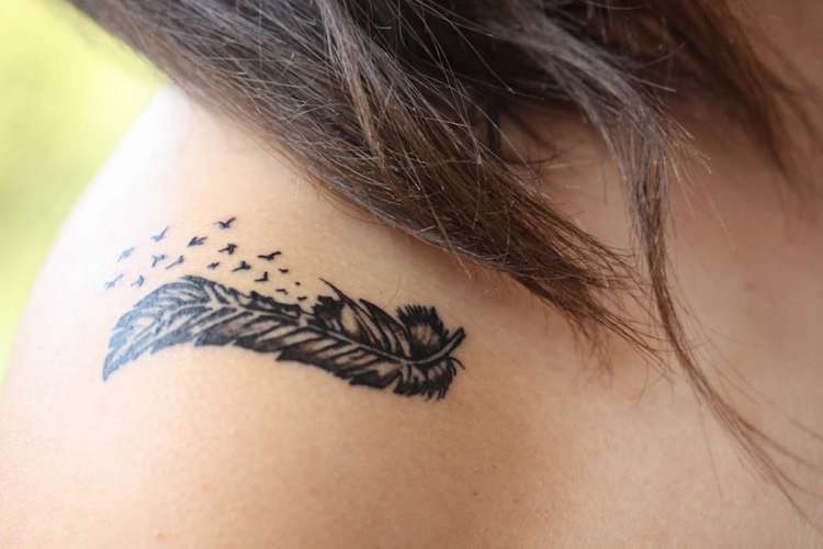 tatouage-plume-noire-épaule-femme