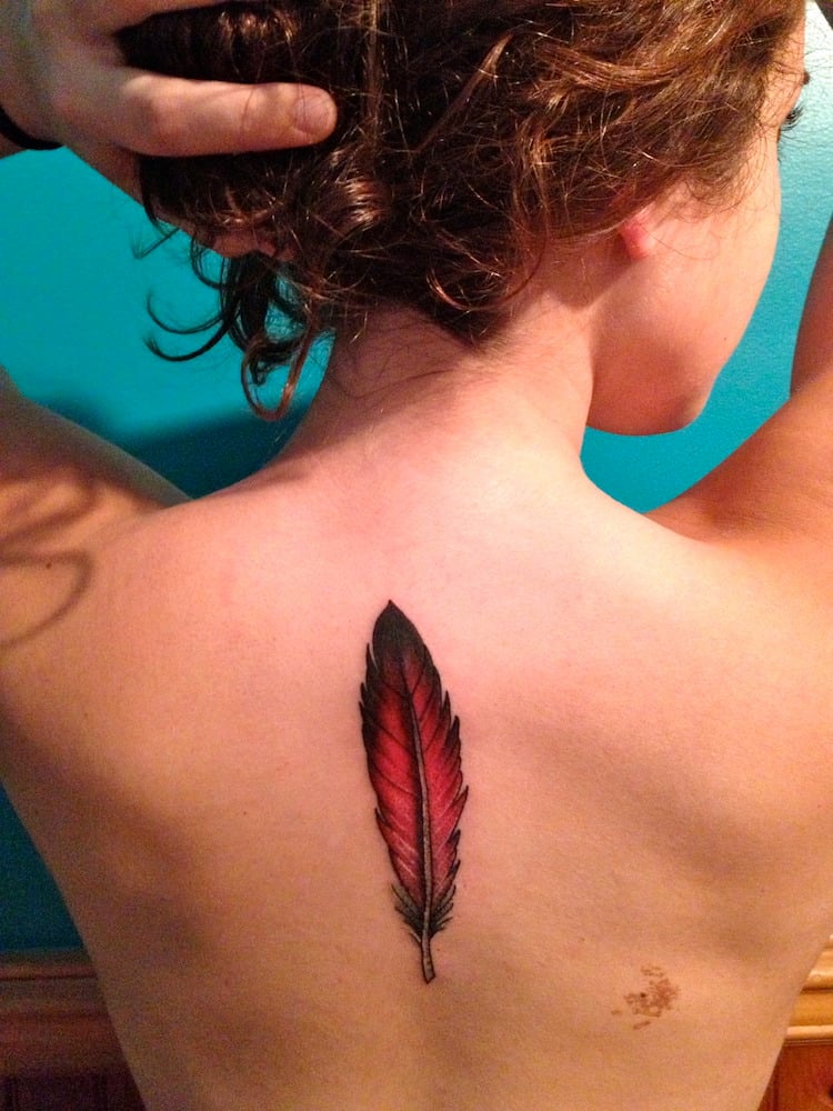 tatouage-plume-rouge-dos-femme