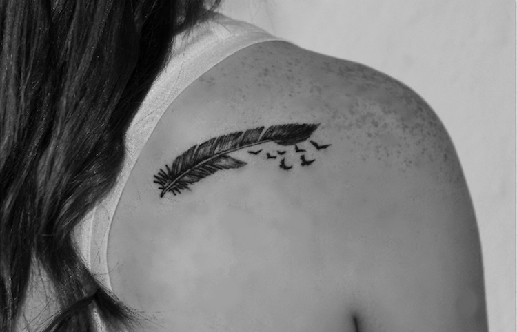 tatouage-plume-volée-oiseaux-tatouage-femme-épaule