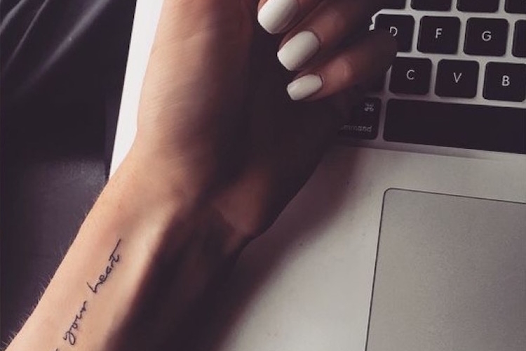 Tatouage poignet discret parfait pour être dissimulé ou affiché en douceur