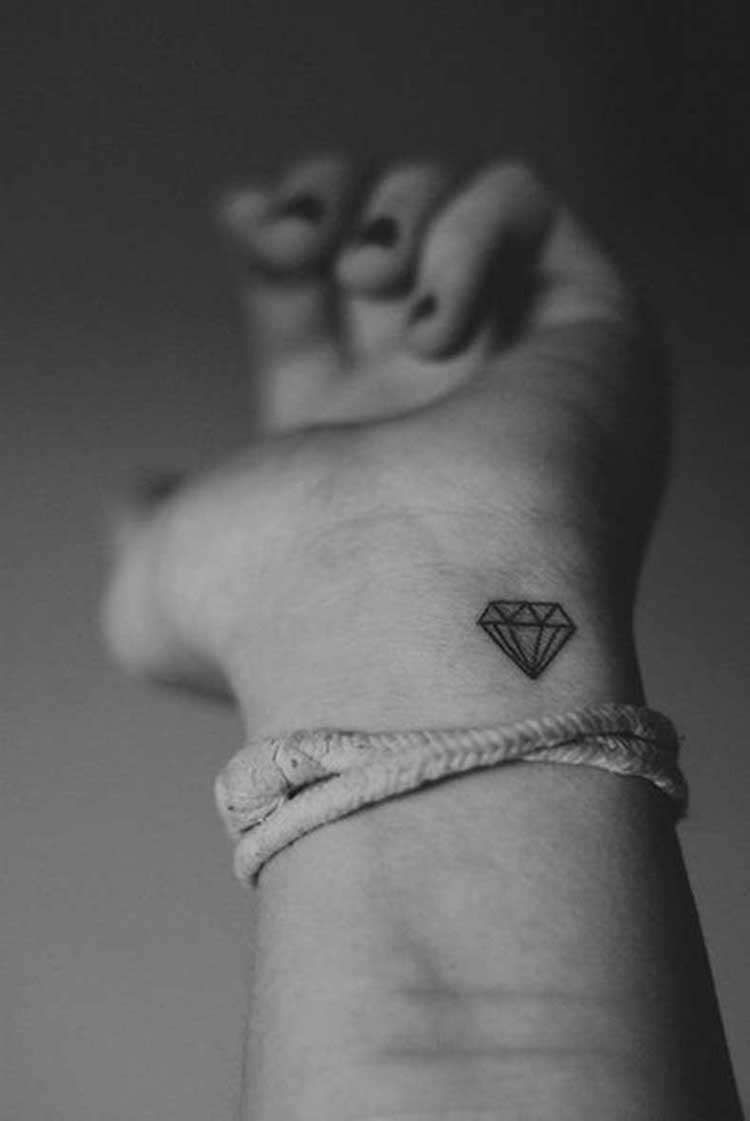 tatouage-poignet-discret-diamant